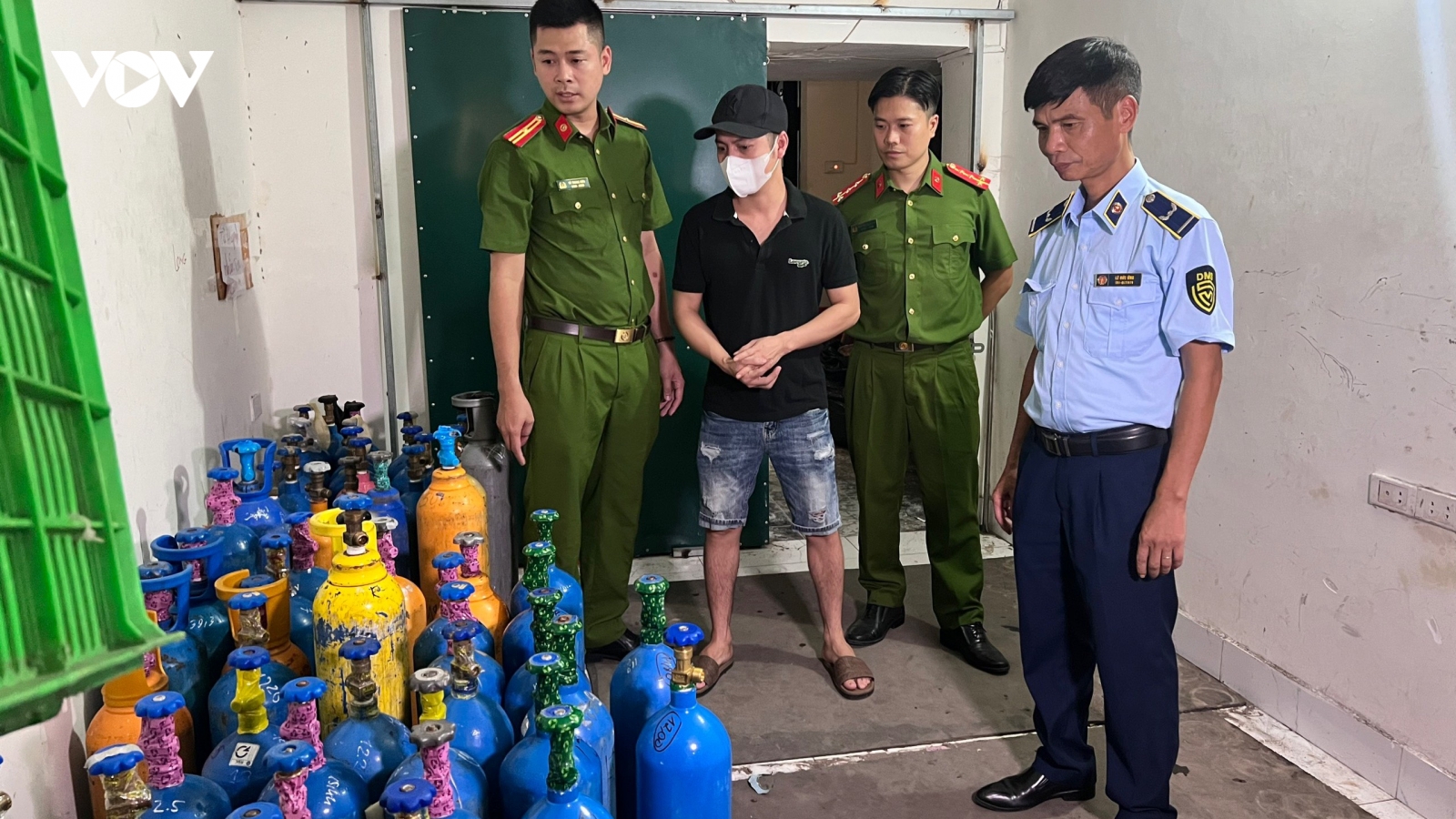 Phát hiện kho "khí cười" trong ngõ sâu ở Hà Nội