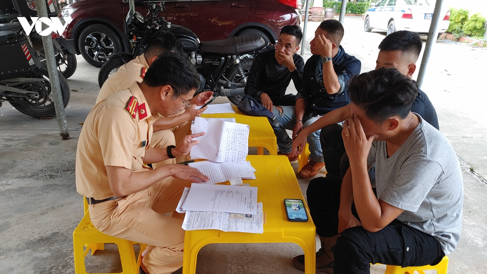 Đoàn 30 mô tô phân khối lớn phi như bay trên cao tốc, đâm bị thương CSGT