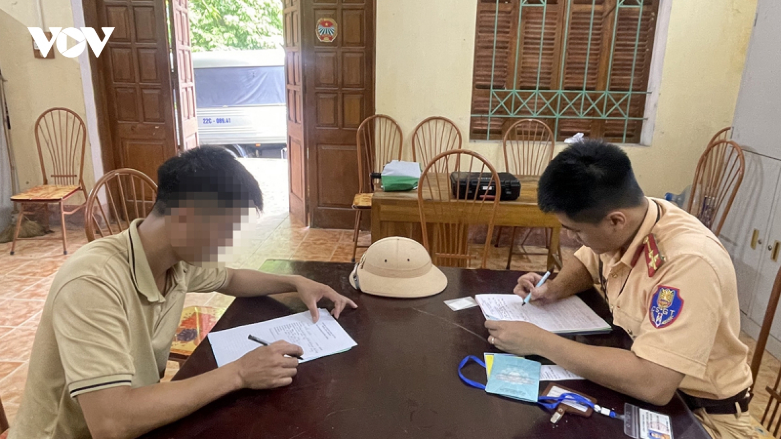 Xử phạt thầy dạy lái xe không nhắc học viên nhường đường cho đoàn xe ưu tiên