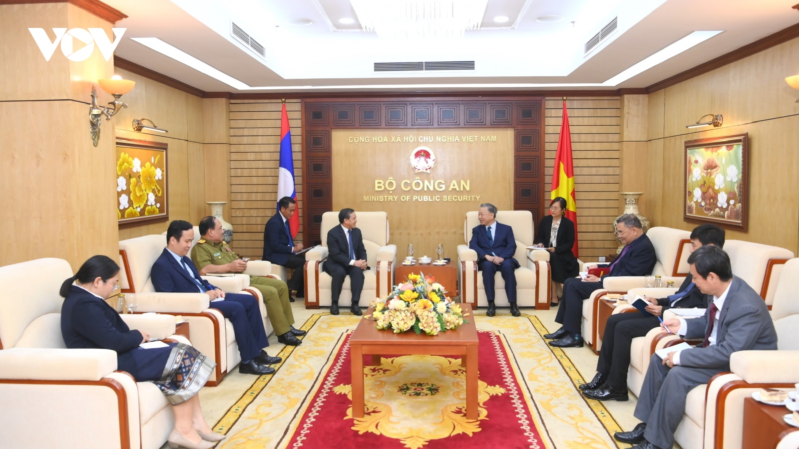 Bộ trưởng Tô Lâm tiếp Đại sứ đặc mệnh toàn quyền nước CHDCND Lào tại Việt Nam