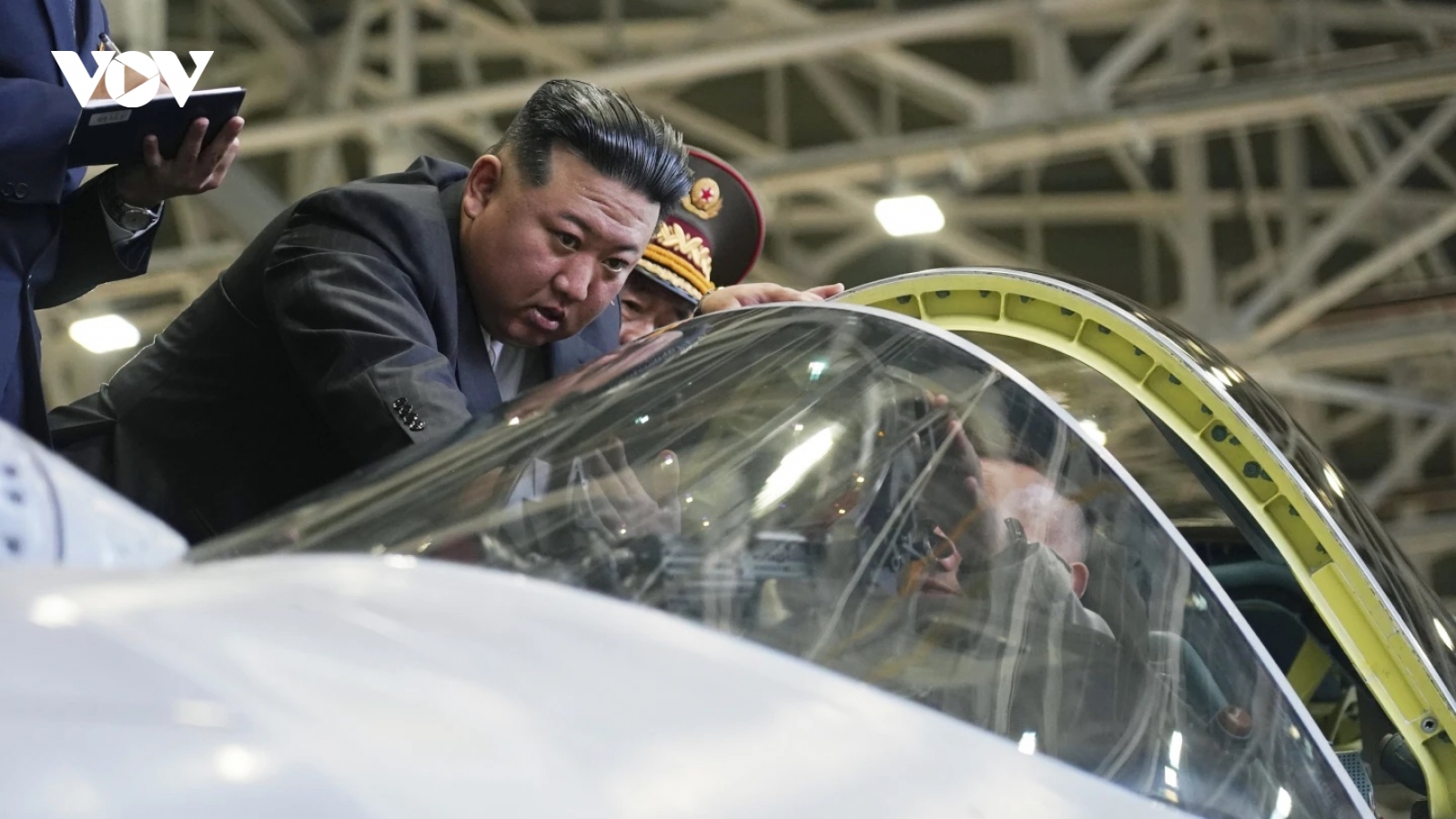 Lãnh đạo Triều Tiên Kim Jong Un quan sát kỹ máy bay tiêm kích Nga Su-57