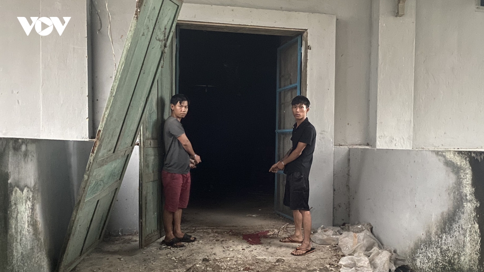 Bắt nhóm đối tượng đột nhập kho hàng trộm cắp tài sản