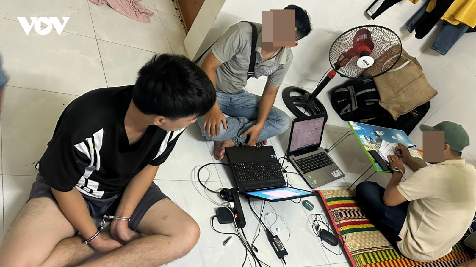 Thợ lắp camera dùng clip "nóng" để tống tiền gia chủ
