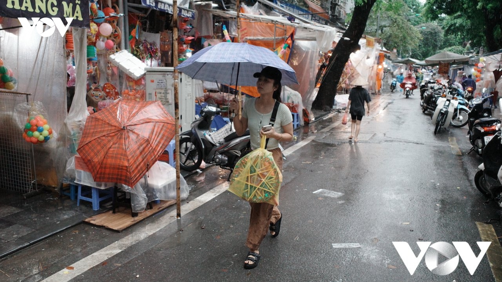 Phố Trung thu vắng ngắt vì mưa