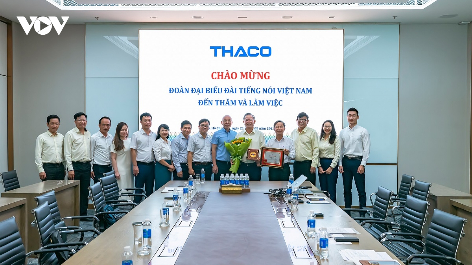 VOV trao tặng kỷ niệm chương Vì sự nghiệp phát thanh cho Tổng Giám đốc THACO