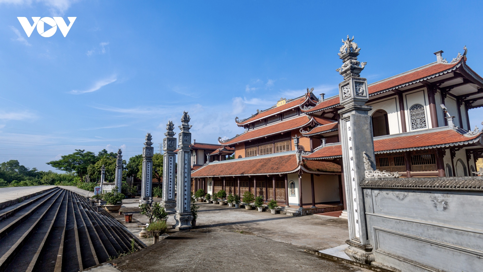 Độc đáo ngôi chùa sở hữu hơn 30 toà tháp ở Hải Dương