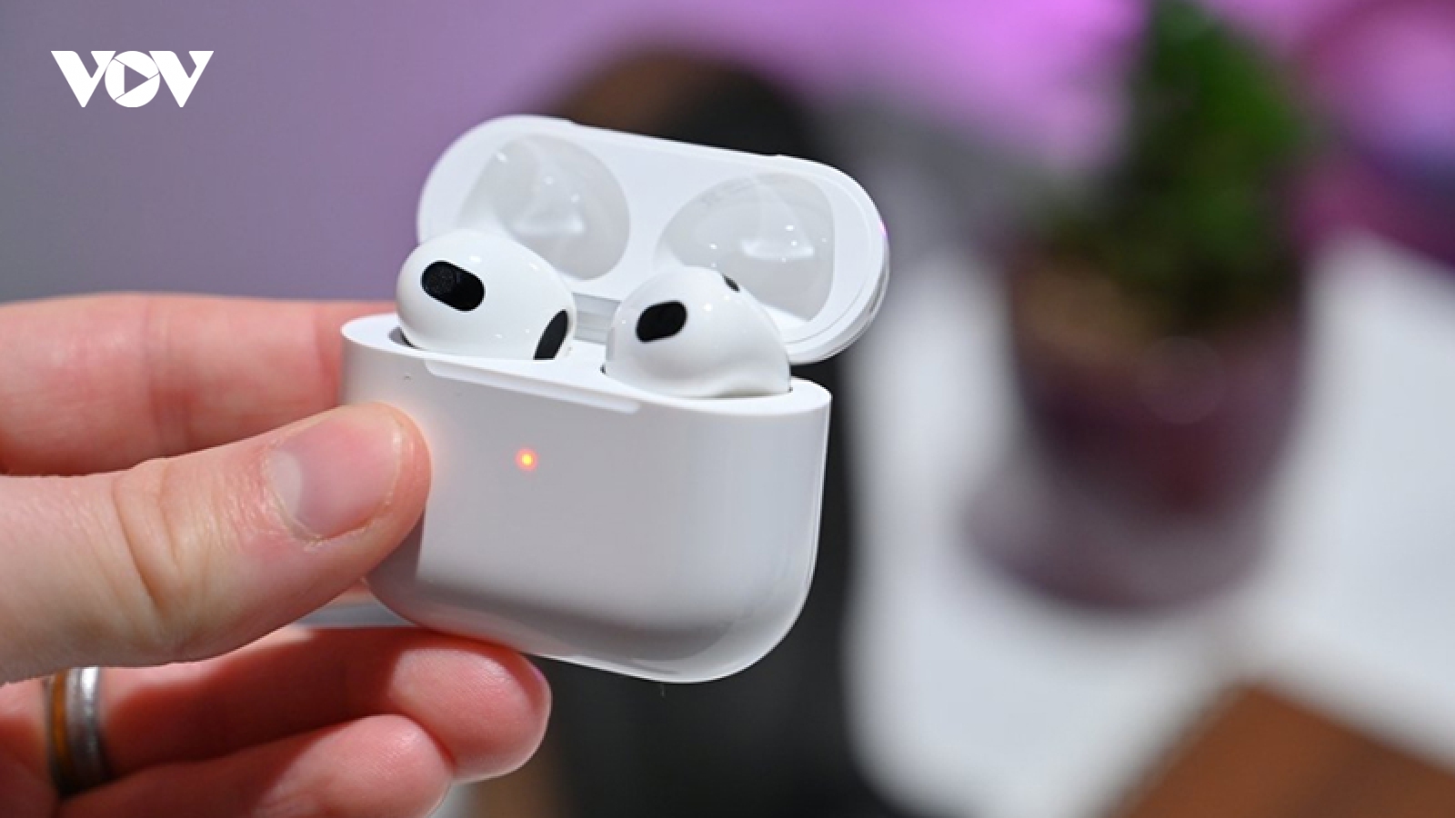 Người phụ nữ nuốt AirPod vì tưởng nhầm là vitamin