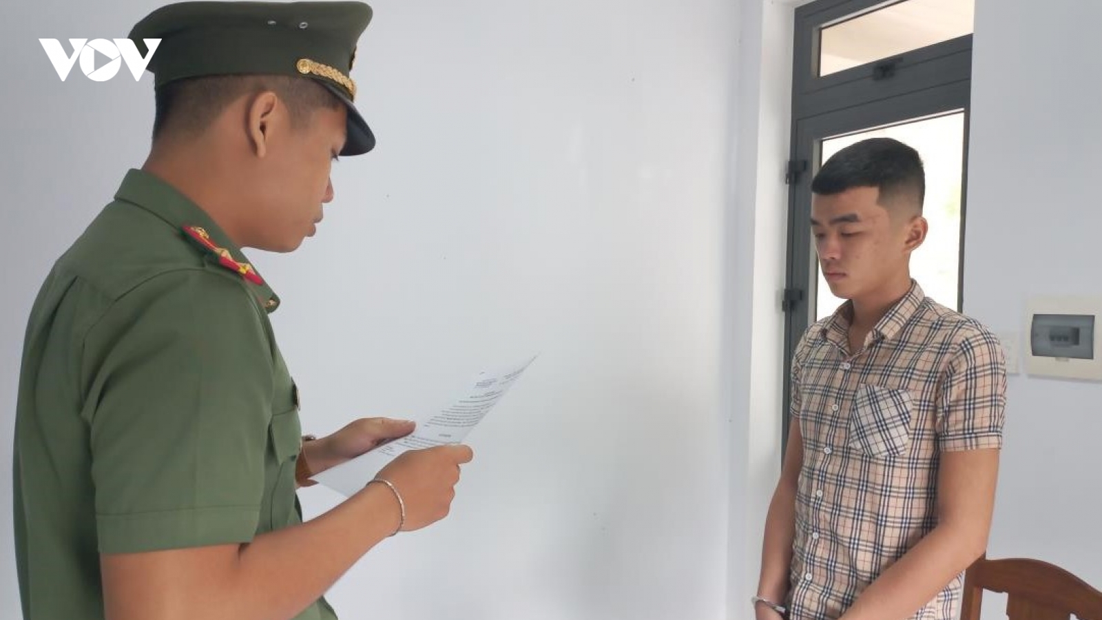 Bắt 2 tài xế xe công nghệ mua bán, tàng trữ vũ khí quân dụng