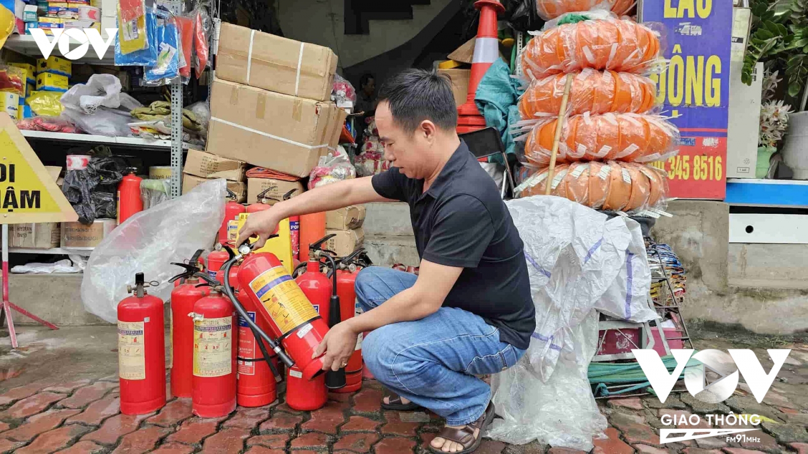 Phòng thân khi có cháy, dân chung cư mini phá "chuồng cọp", mở ban công