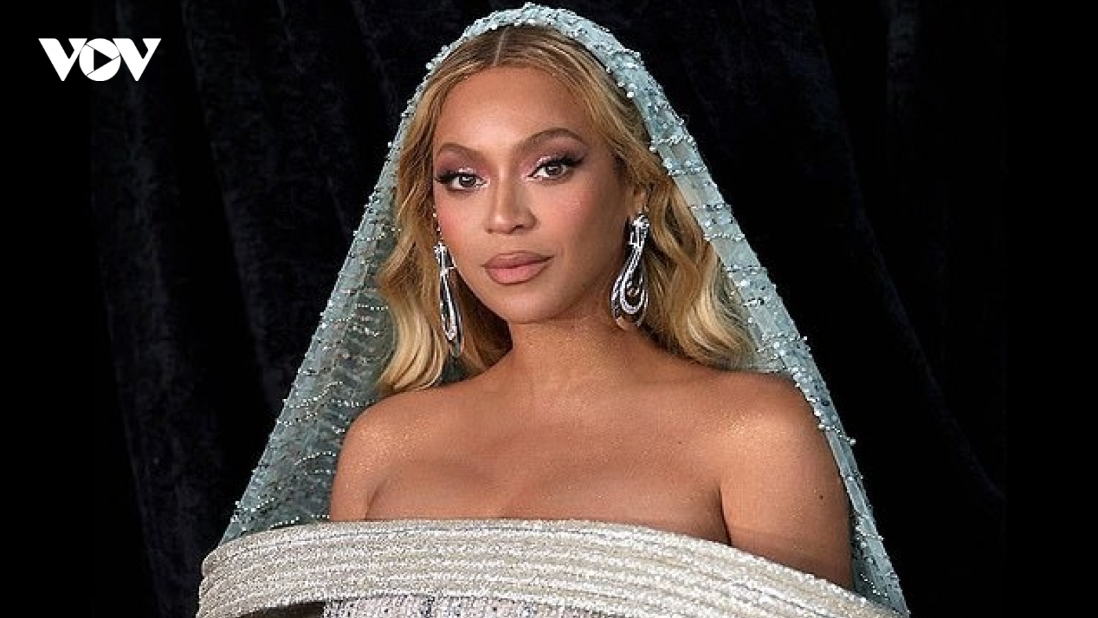"Ong chúa" Beyoncé gây ấn tượng với bộ trang phục đính đá quý lộng lẫy