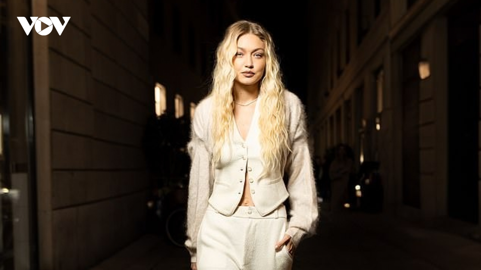 Vẻ đẹp tựa thiên thần của Gigi Hadid tại Tuần lễ thời trang Milan