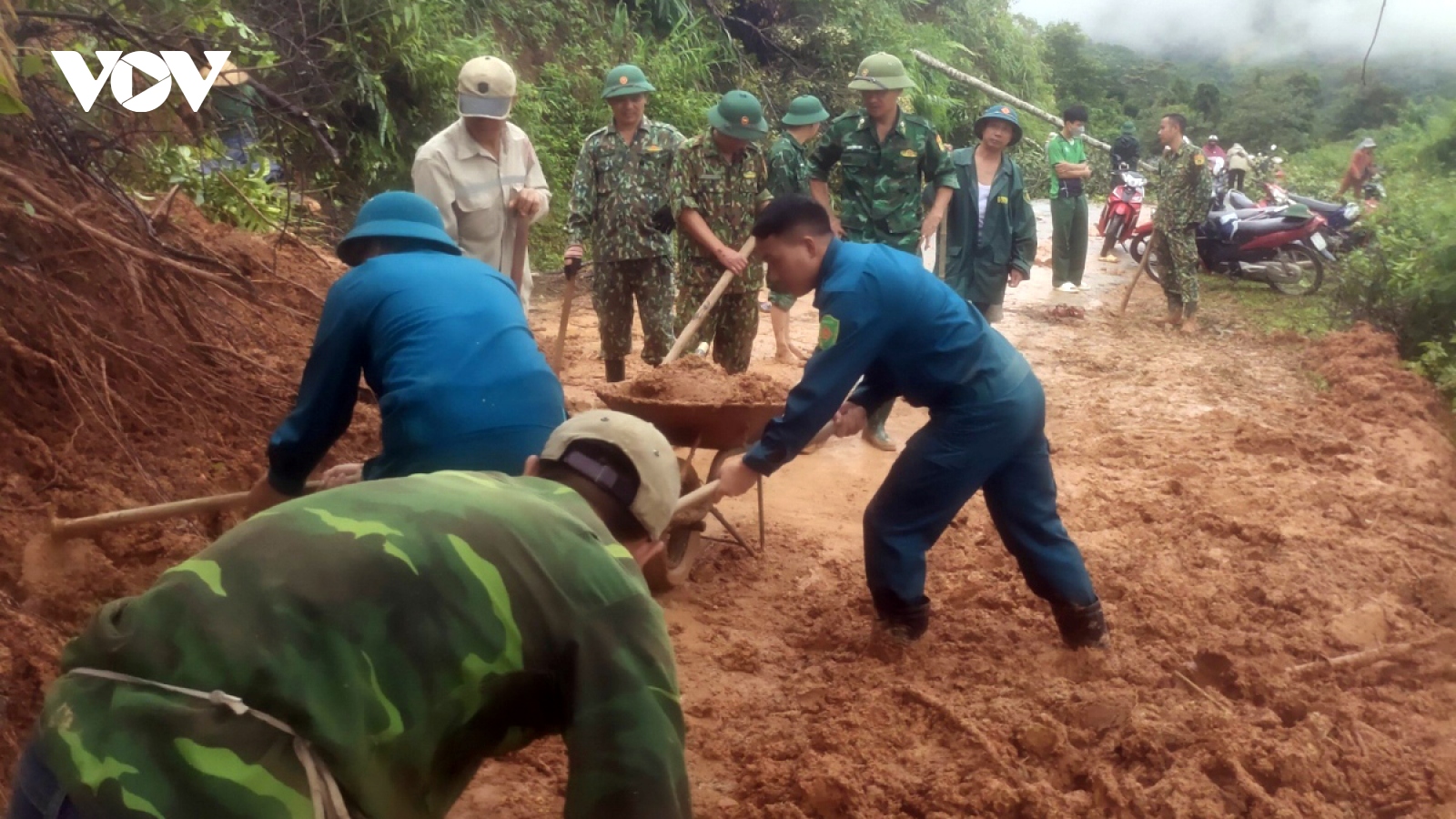 Nhiều tuyến đường ở huyện biên giới Kỳ Sơn sạt lở, ách tắc