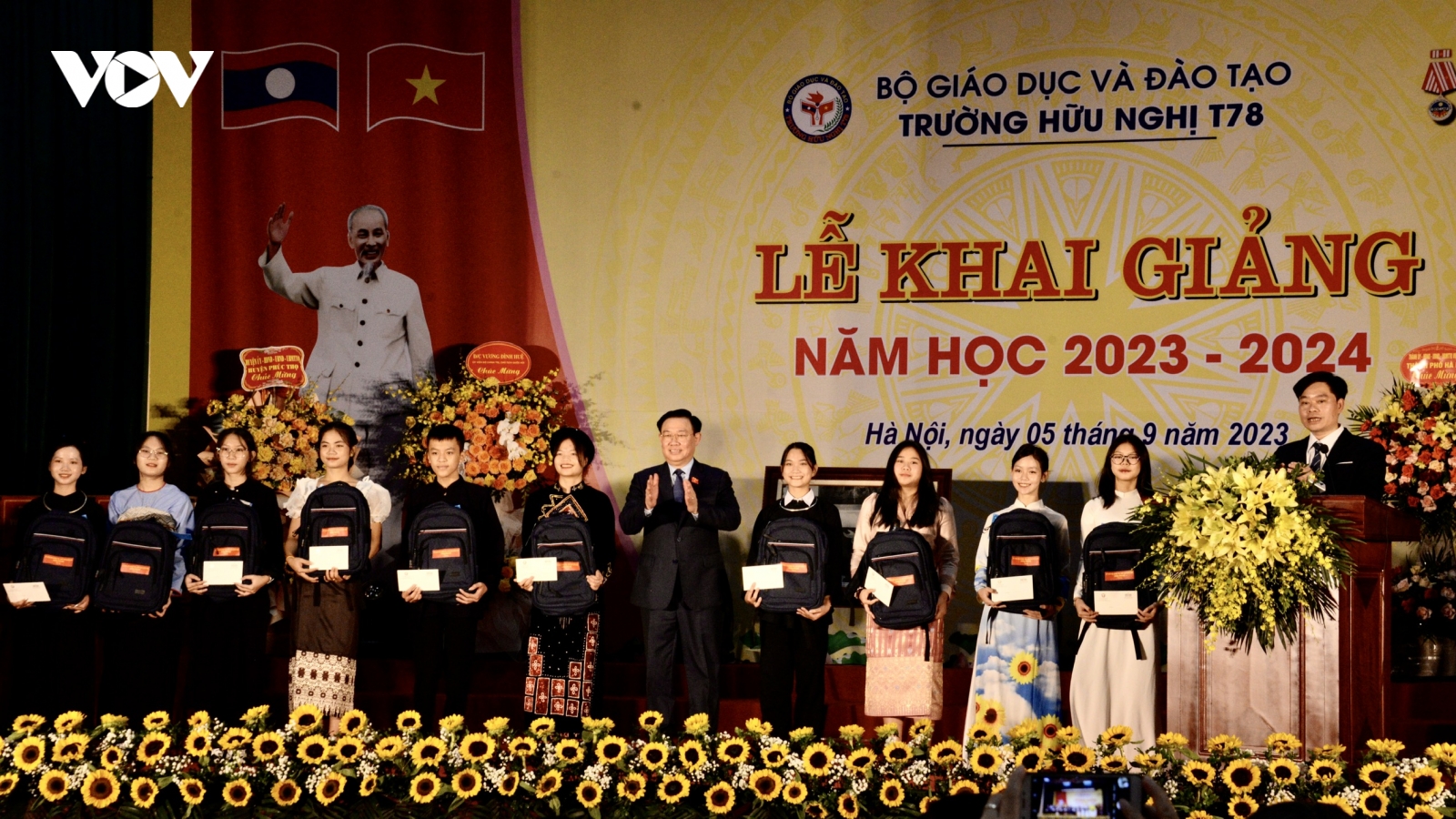 Chủ tịch Quốc hội Vương Đình Huệ dự lễ khai giảng tại trường Hữu Nghị T78