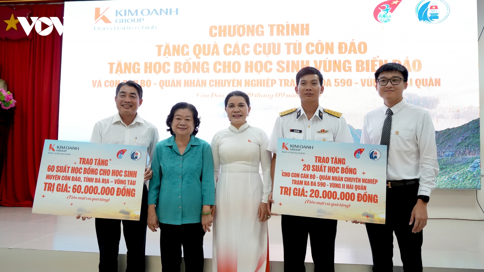 Quỹ Từ thiện Kim Oanh tặng học bổng tại Côn Đảo