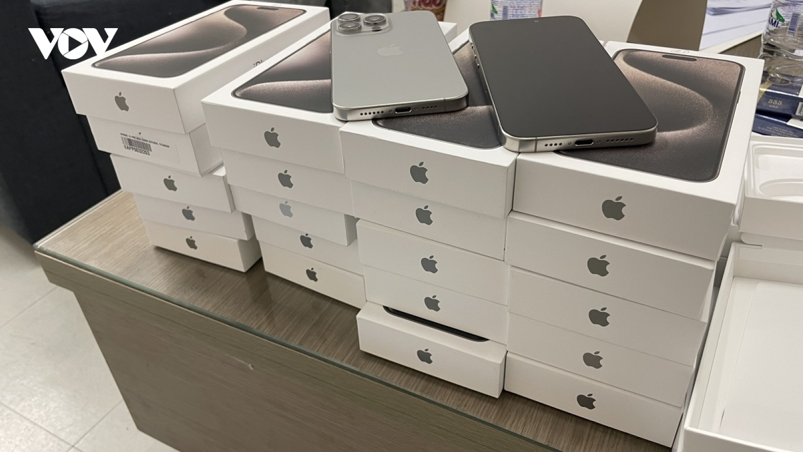 Bắt giữ 2 lô hàng Iphone 15 Pro Max nhập lậu qua sân bay Tân Sơn Nhất