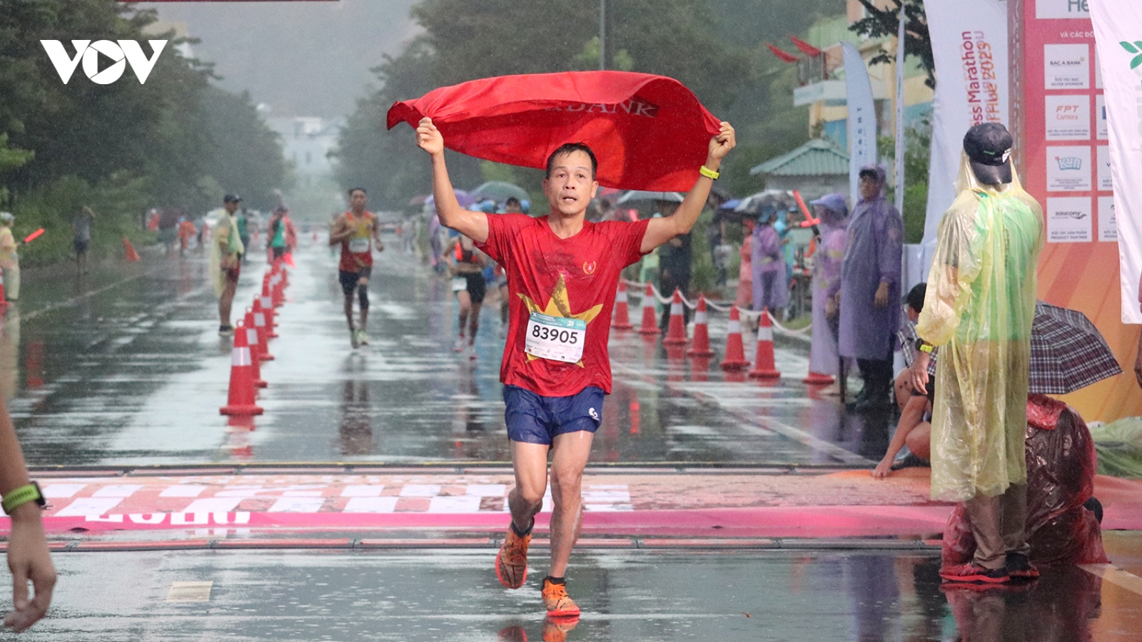 11.000 người chạy bộ bên bờ vịnh Hạ Long