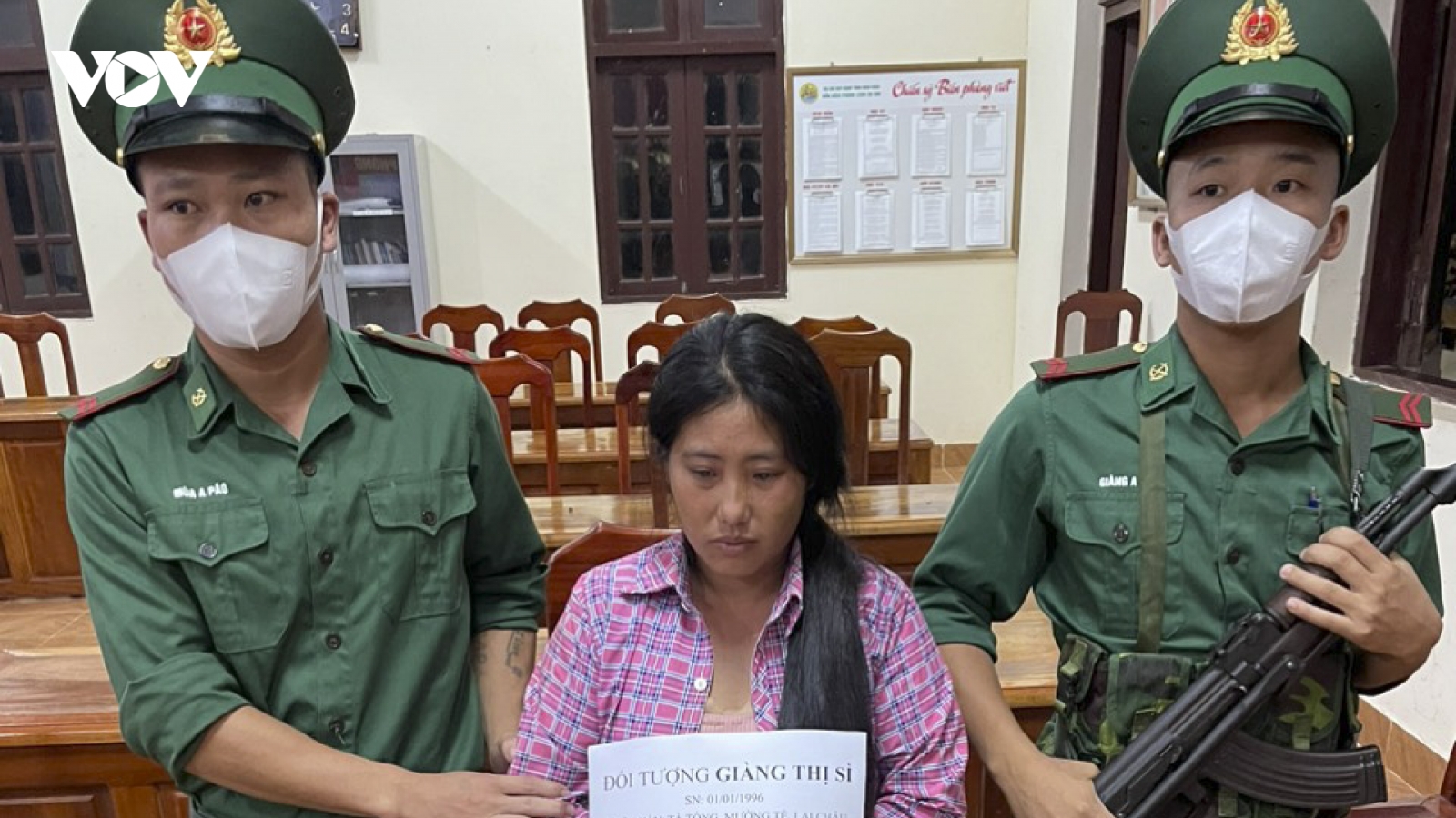 Bắt quả tang người phụ nữ đang đi bán 1 bánh heroin