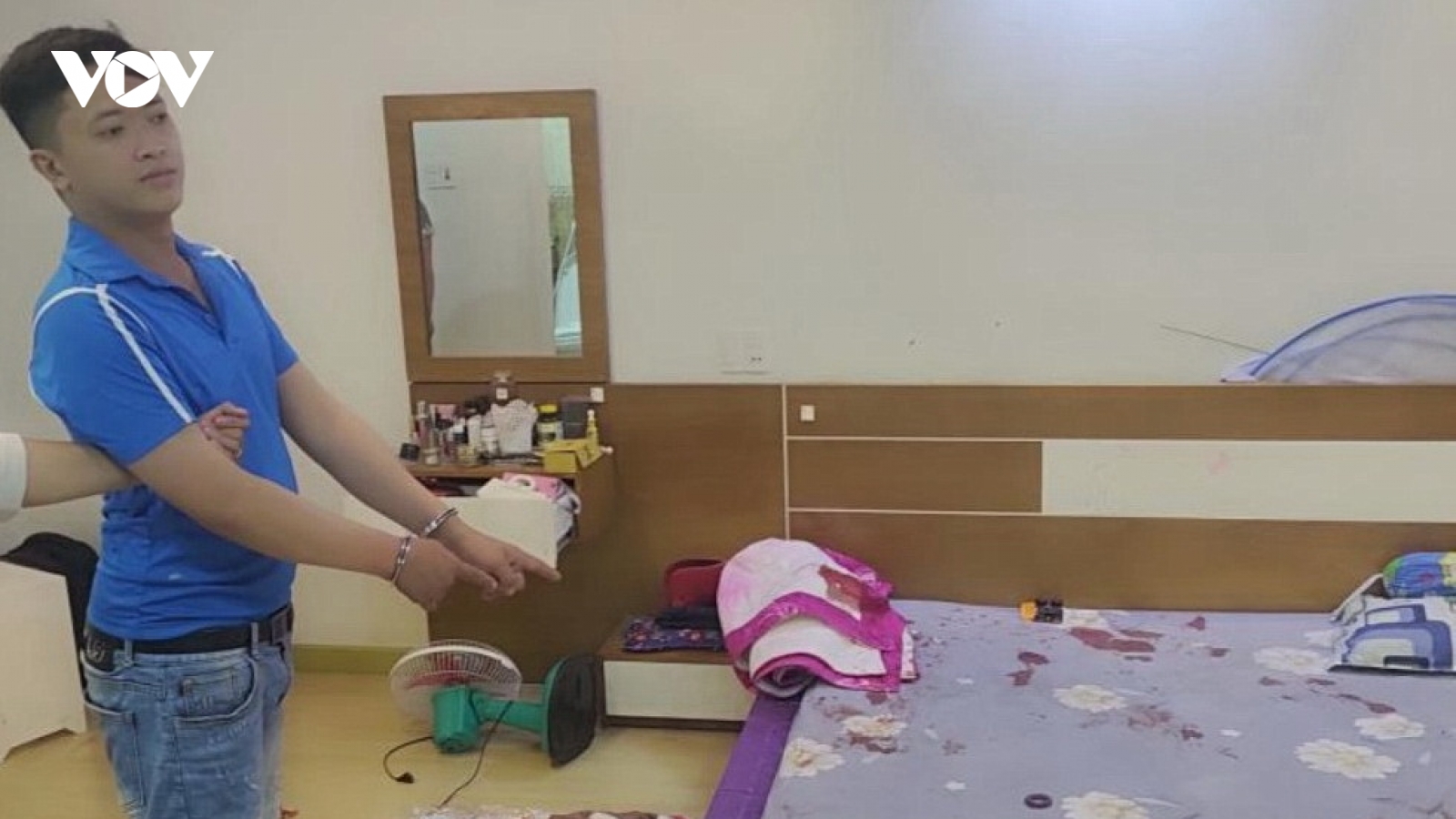 Dùng dao tấn công chủ nhà để cướp của