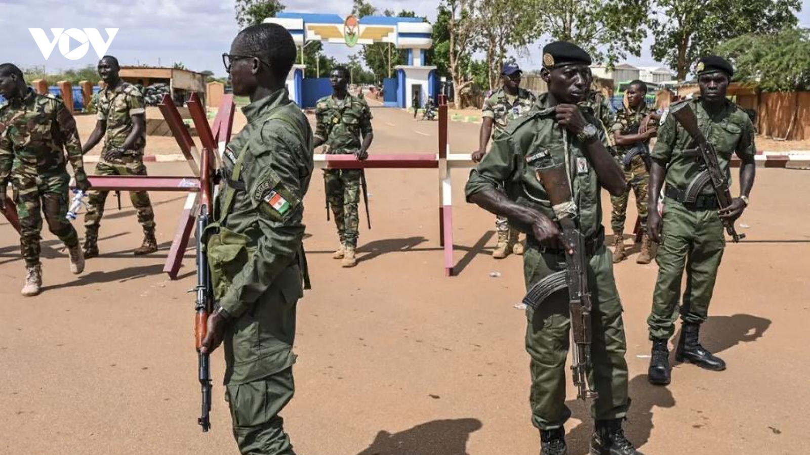 Người biểu tình dọa đốt xe chở đồ tiếp tế cho Đại sứ quán Pháp ở Niger