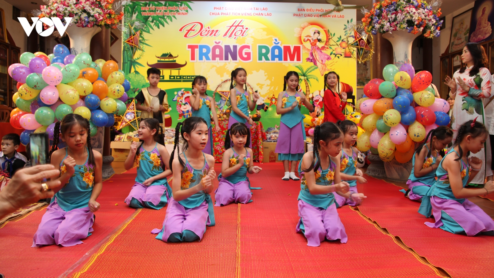 Chùa Phật tích Vientiane tổ chức Trung thu cho con em người Việt tại Lào