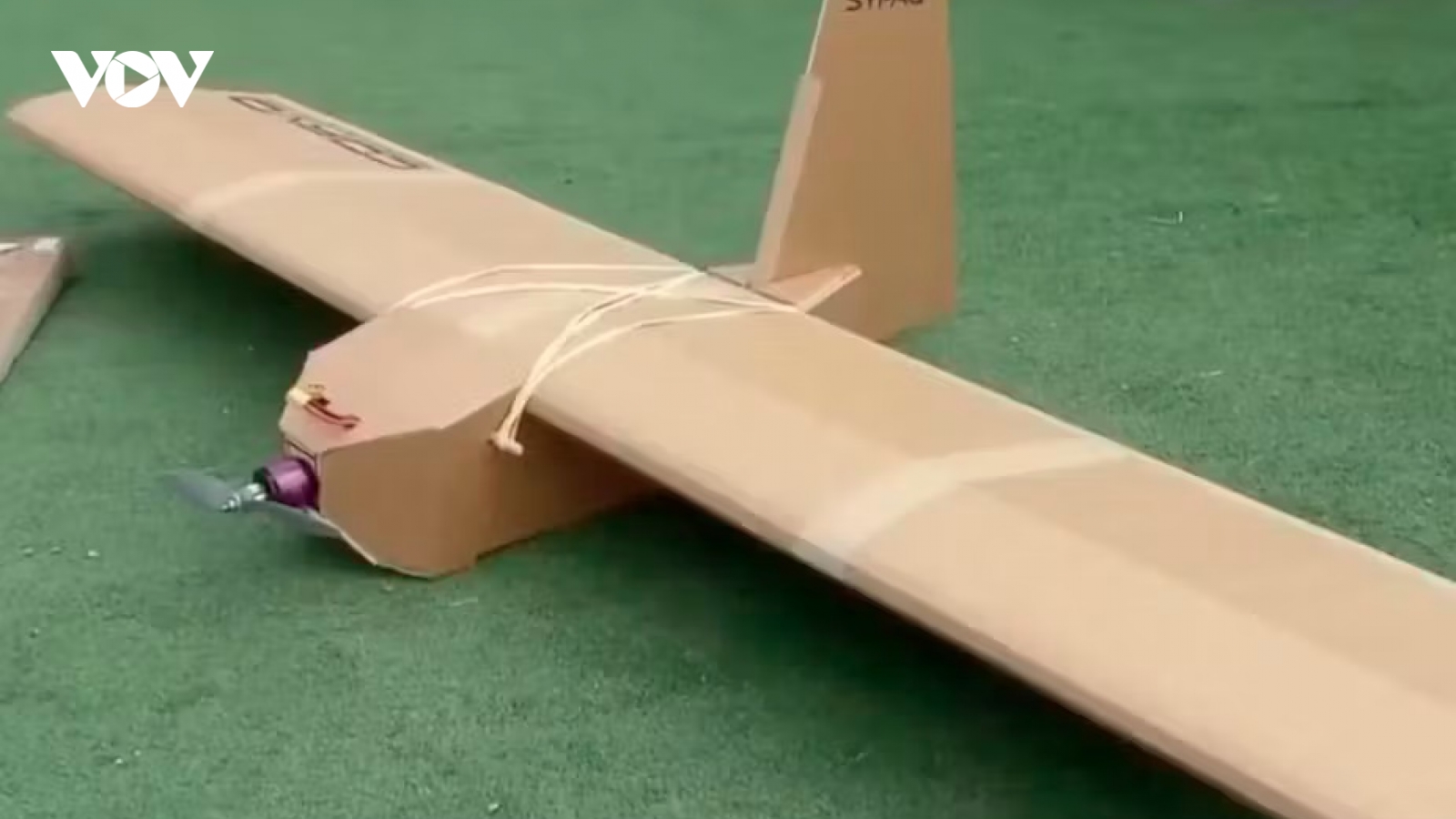 Ukraine sử dụng UAV bìa các-tông để tấn công sân bay Nga
