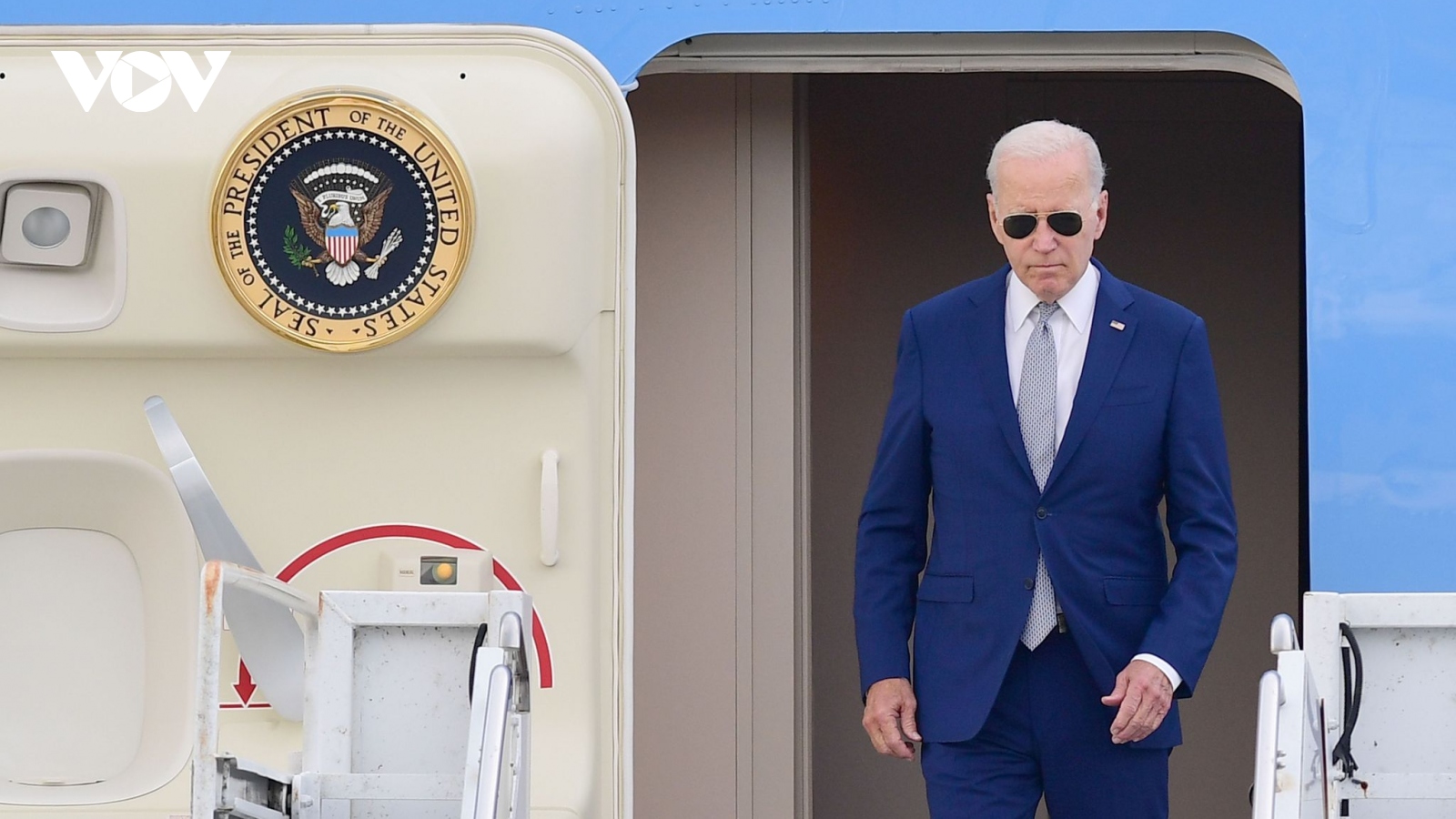 Tổng thống Joe Biden đến sân bay Nội Bài, bắt đầu chuyến thăm cấp Nhà nước Việt Nam