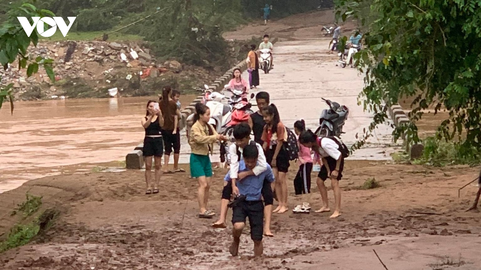 Thầy, cô giáo ở Quảng Bình cõng trò lội bùn đến trường