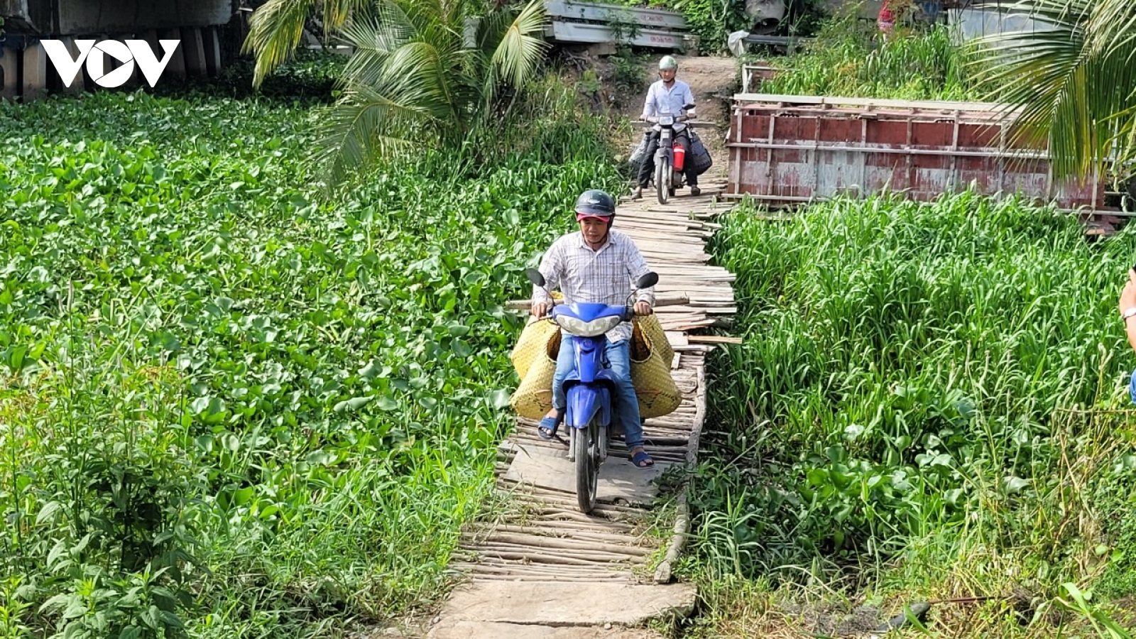 Công trình xây cầu ngưng trệ, người dân phải qua cầu khỉ kém an toàn