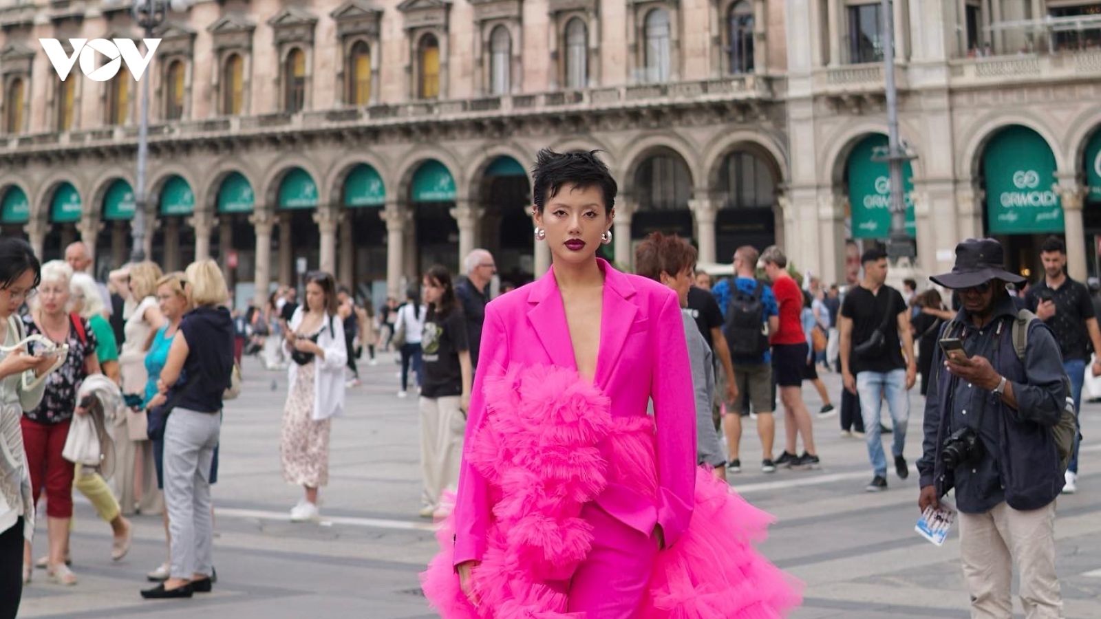 Cô Em Trendy cùng chồng sắp cưới tham dự Milan và Paris Fashion Week 2023