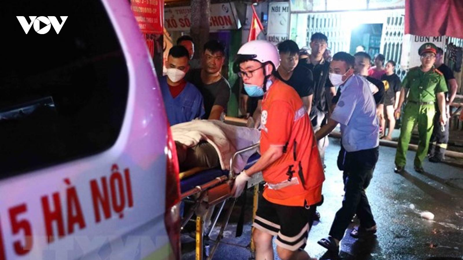 Vụ cháy chung cư mini ở Hà Nội: Có người dùng thang dây tụt xuống đất an toàn