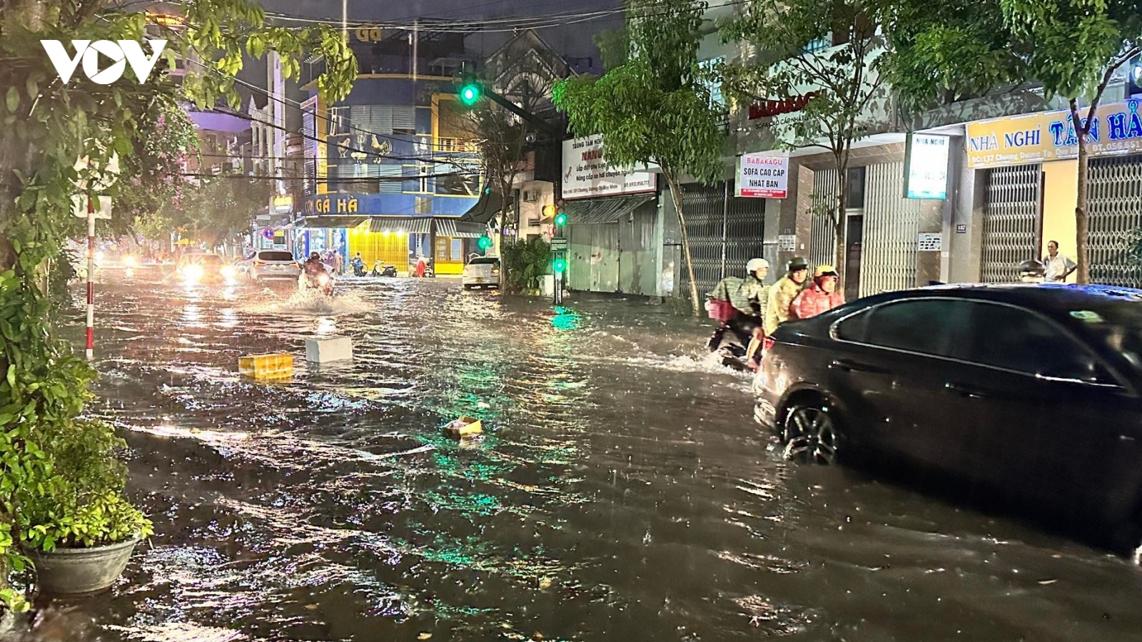 Mưa lớn bất ngờ, nhiều tuyến đường ở thành phố Quy Nhơn ngập cục bộ