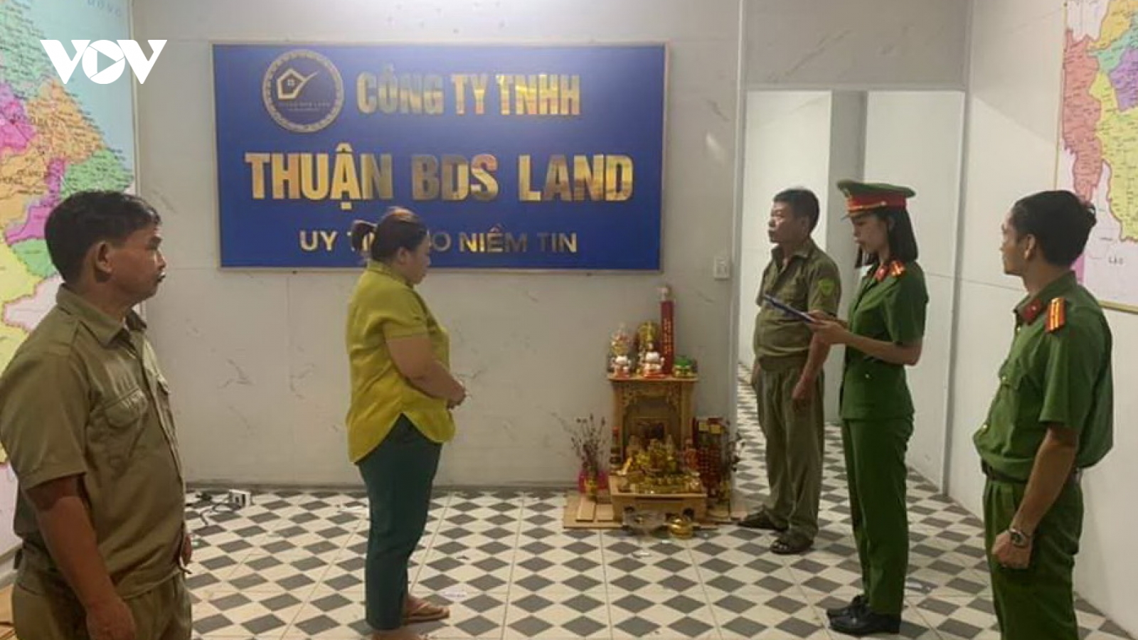 Bắt giữ đối tượng làm giả nhiều sổ đỏ