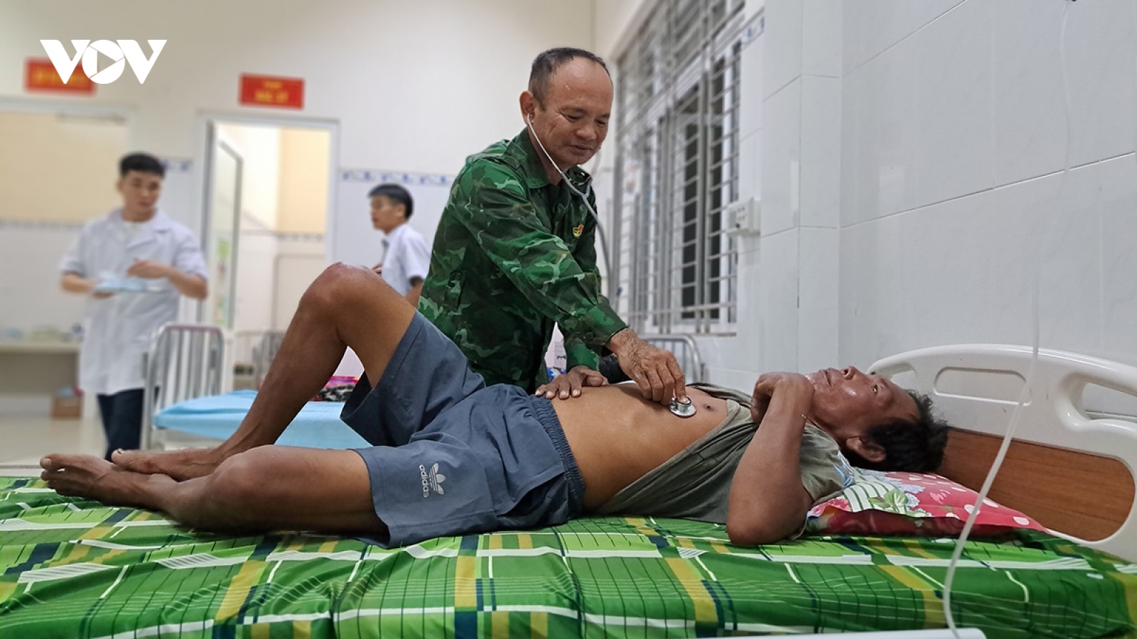 4 ngư dân bám vào tủ đông khi gặp nạn trên biển, 3 người được cứu sống
