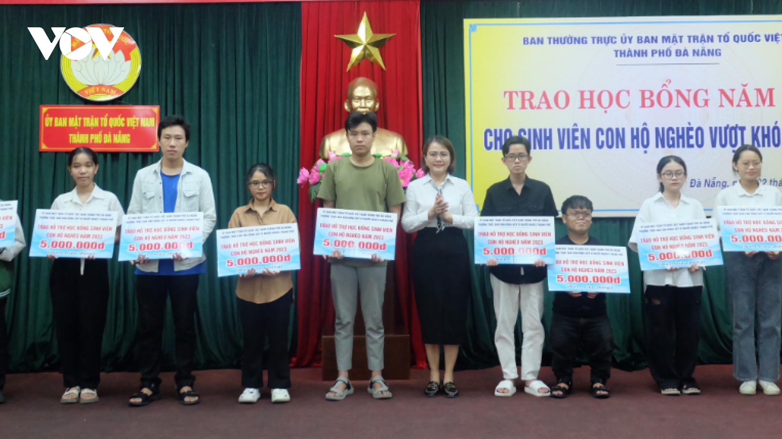 Đà Nẵng trao học bổng tặng sinh viên con hộ nghèo vượt khó học khá, giỏi