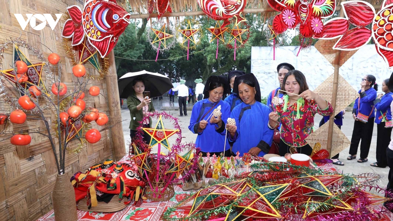 Áo chàm nô nức xuống phố dự hội Háng Pỉnh ở Lạng Sơn