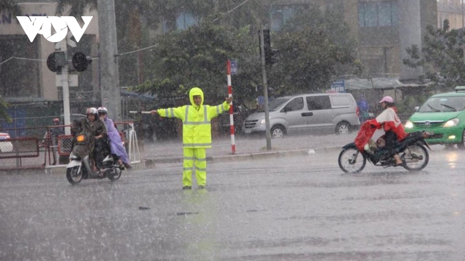 Cảnh báo mưa dông, mưa lớn cục bộ, gió giật mạnh tại Trung Trung Bộ và Nam Bộ