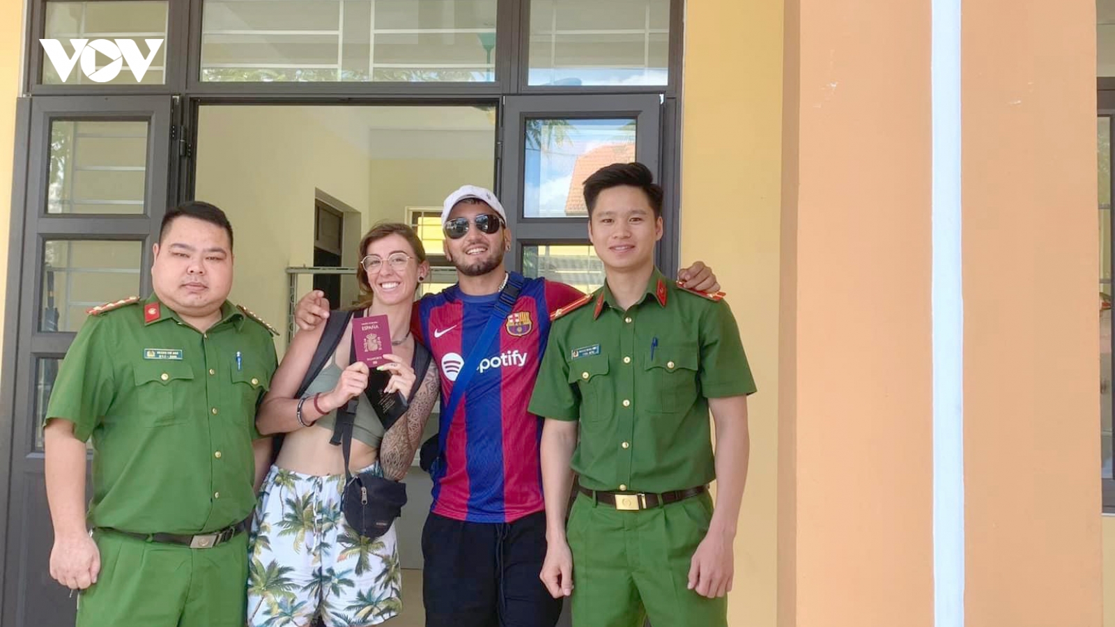 Trao trả tài sản đánh rơi cho 2 du khách nước ngoài