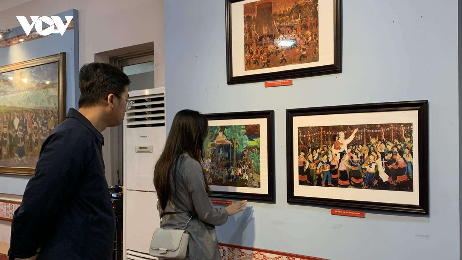 Triển lãm tranh của hoạ sĩ Xu-Man thu hút khách tham quan