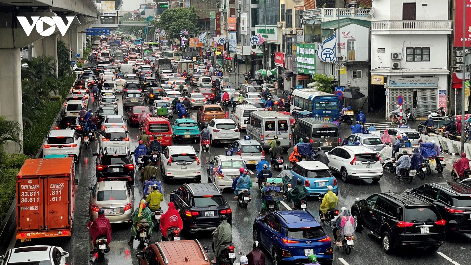 Giữa trưa, nhiều tuyến đường ở Hà Nội vẫn tắc cứng do mưa ngập