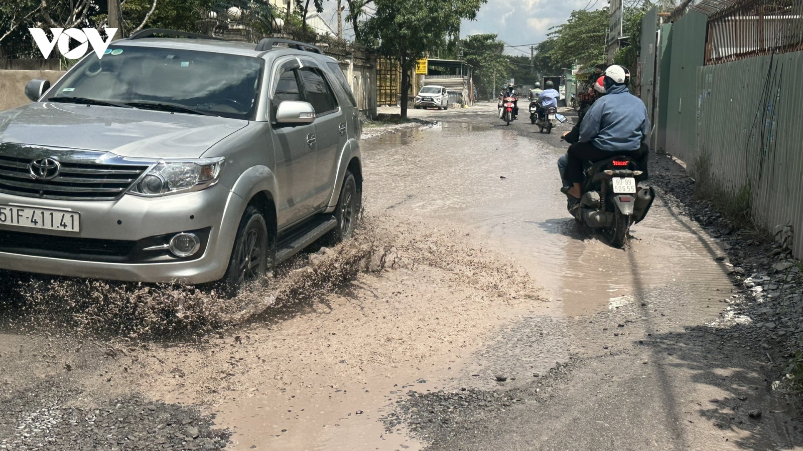 TP.Thủ Đức: Đường "chi chít" ổ gà, ổ voi gây mất an toàn giao thông