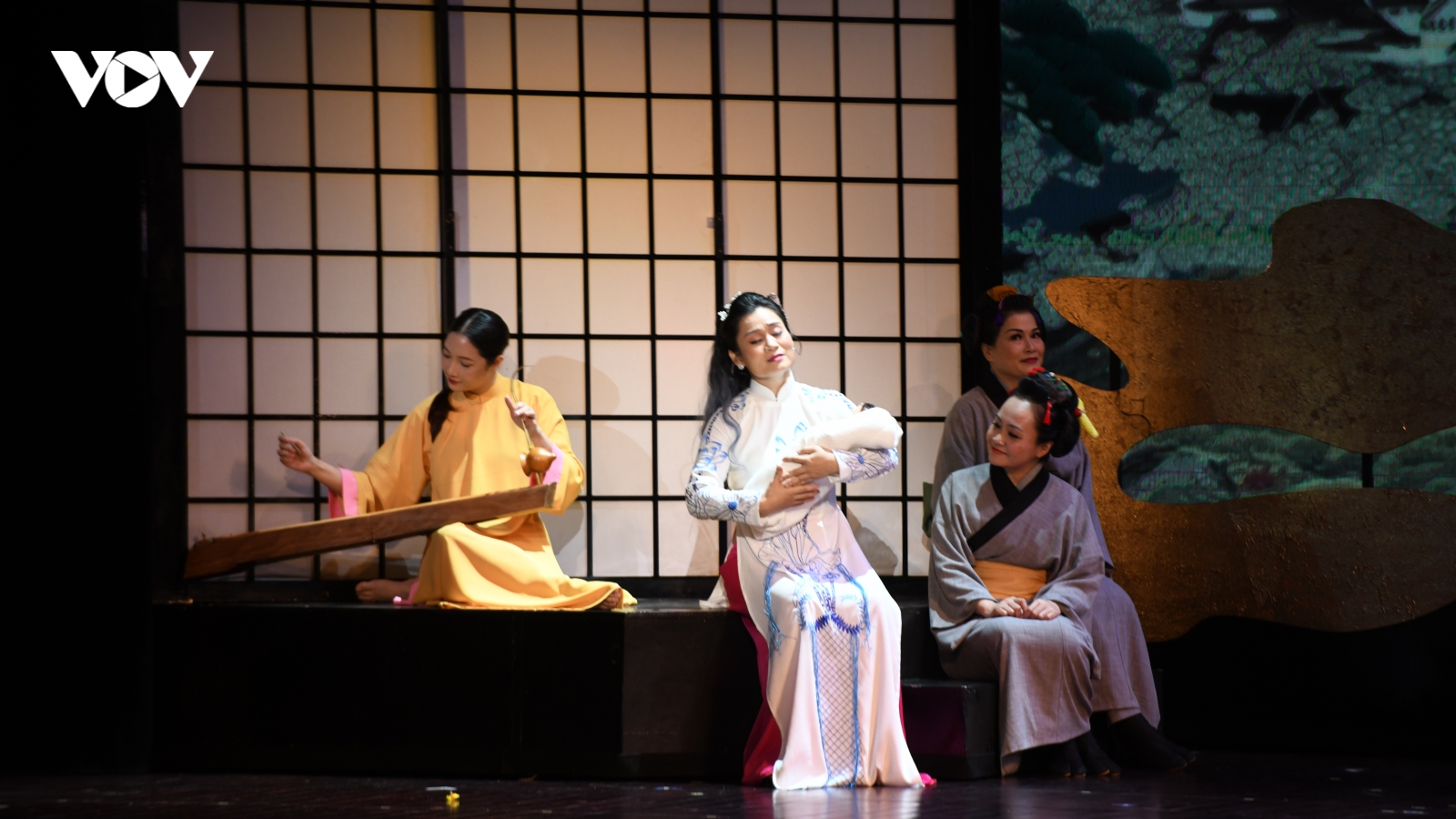 Hoàng Thái tử và Công nương Nhật Bản dự ra mắt vở opera "Công nữ Anio"