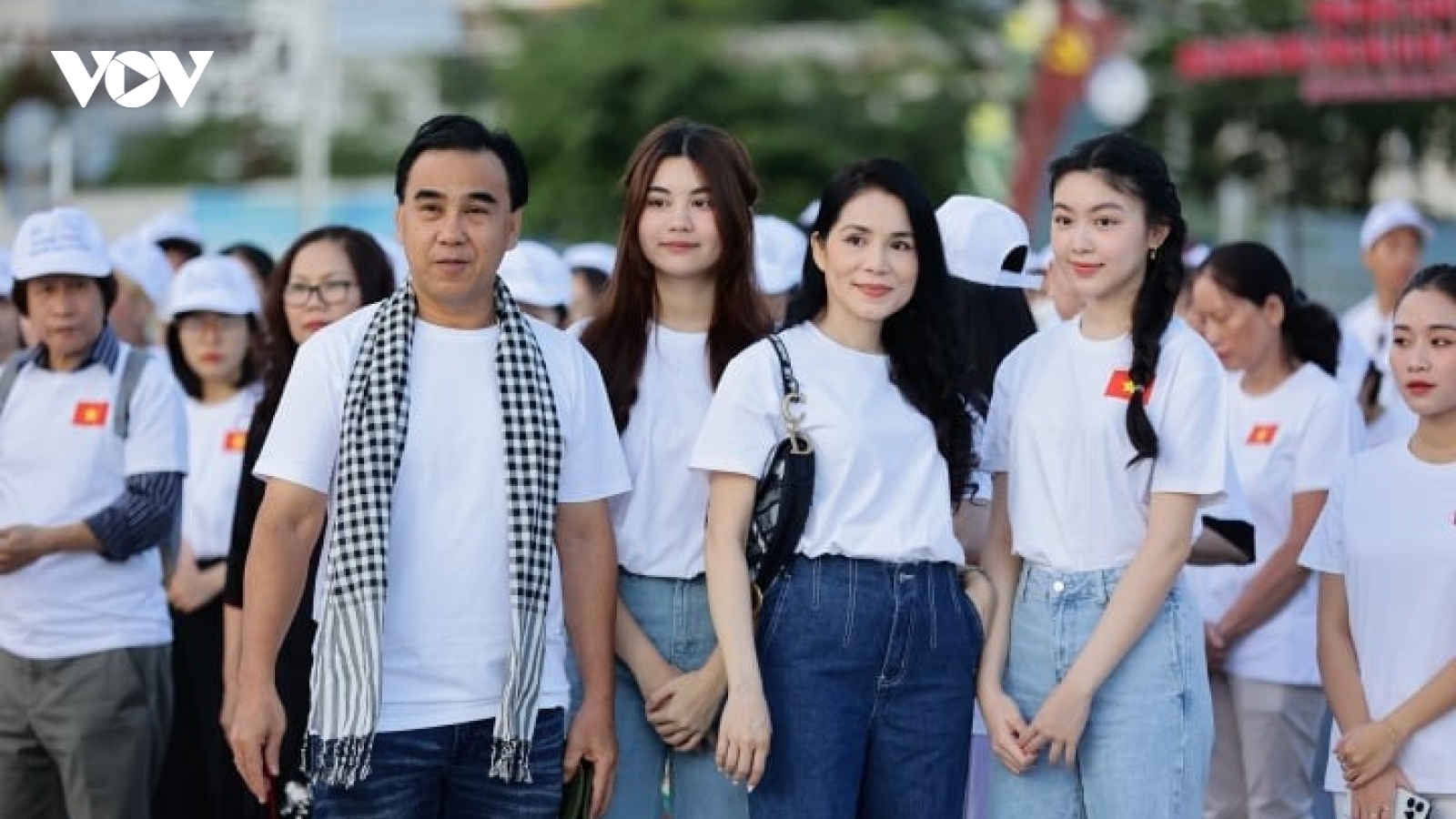 Hai con gái Quyền Linh nổi bật trên đường phố Nha Trang
