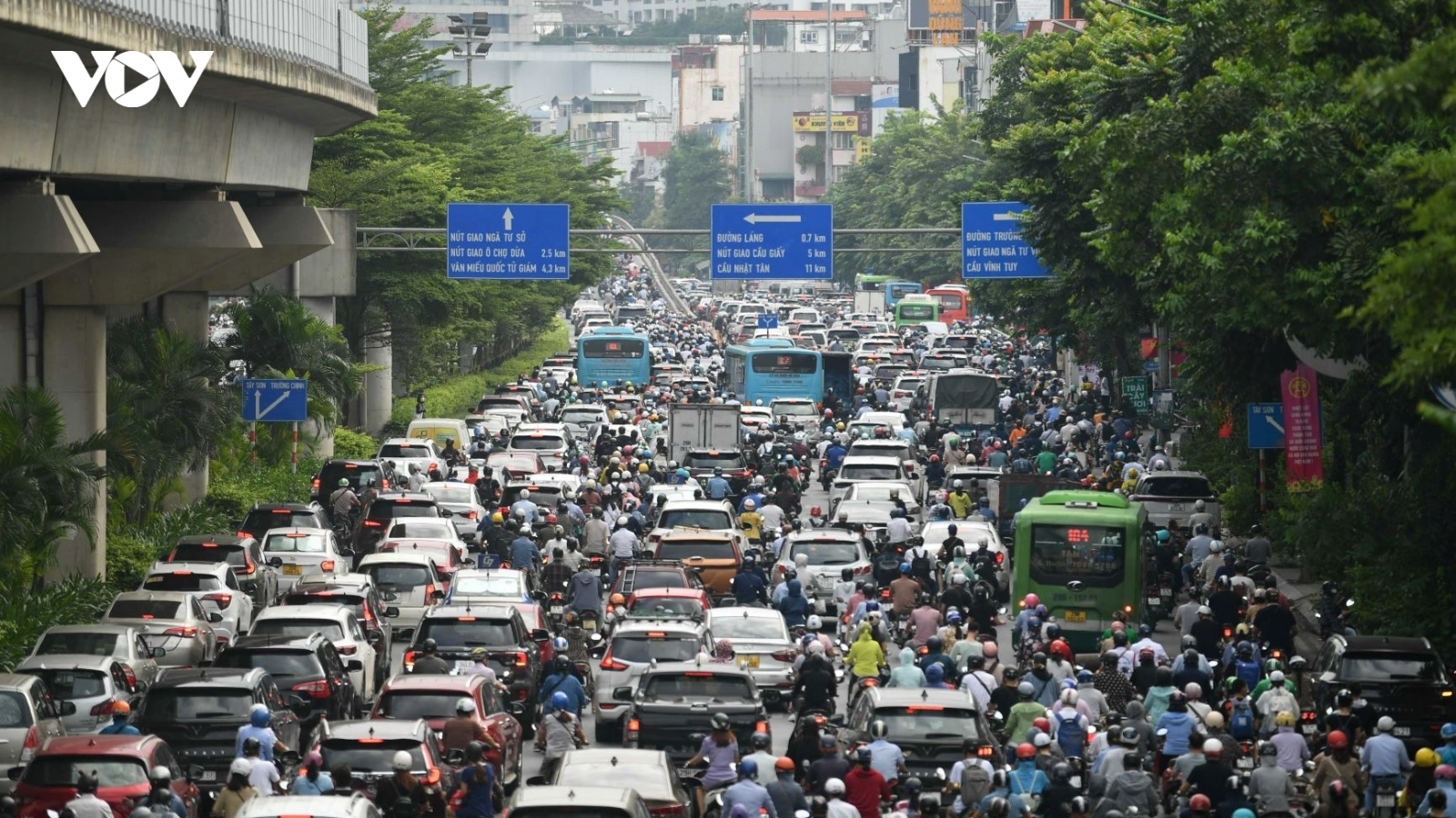 Nhiều đường phố Hà Nội ùn ứ trong ngày đi làm sau kỳ nghỉ lễ 2/9