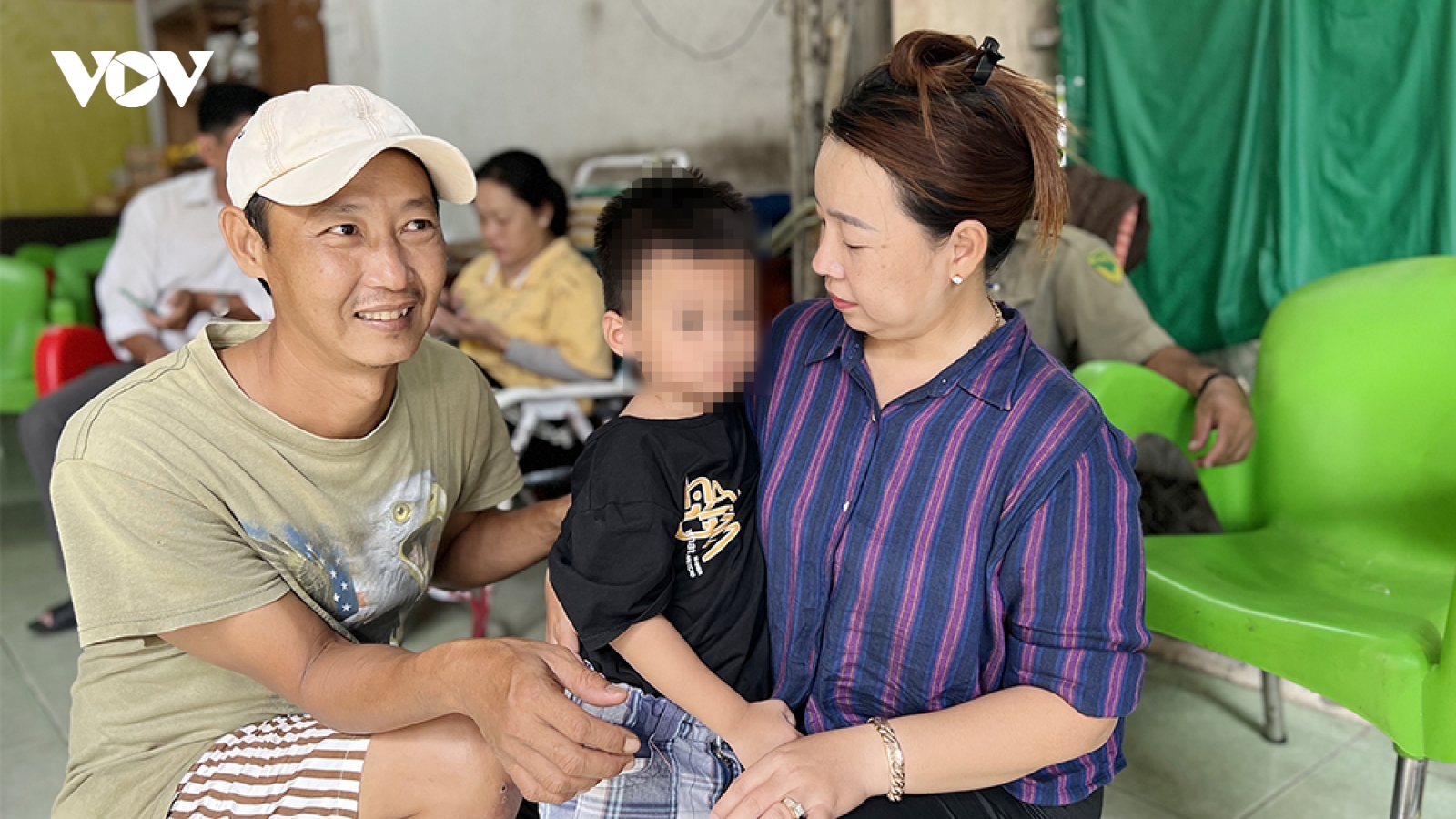Tạm giữ hình sự kẻ ném cháu bé từ cầu Tôn Đức Thắng xuống sông