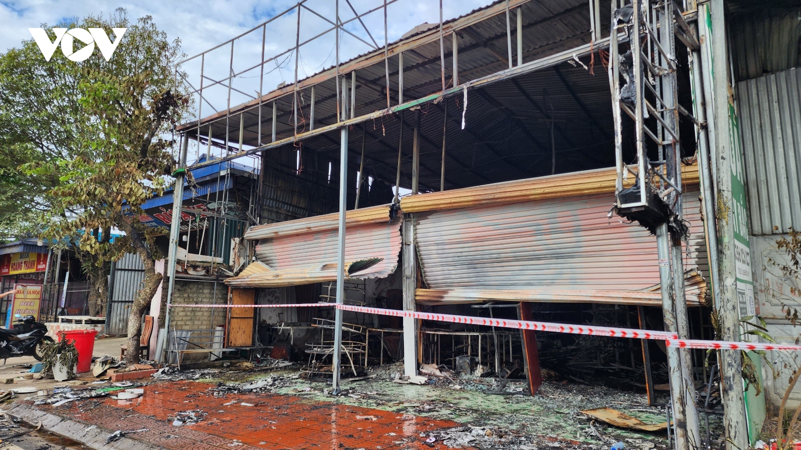 Cháy lớn trong đêm thiêu rụi một cửa hàng quà tặng ở Điện Biên