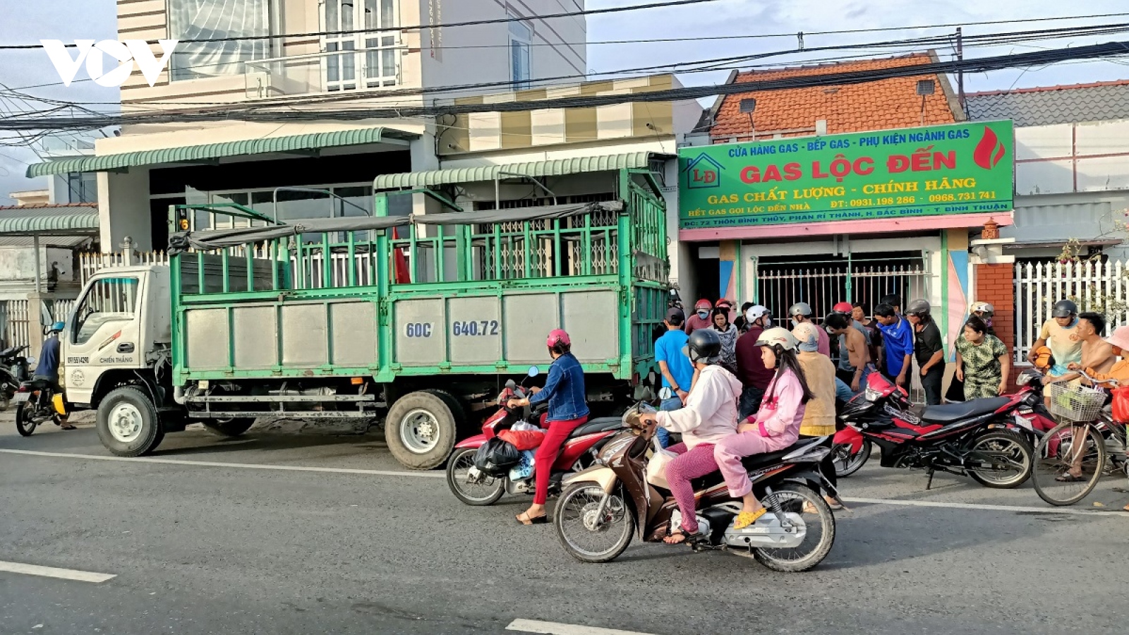 Tông vào đuôi xe tải 2 người tử vong ở Bình Thuận