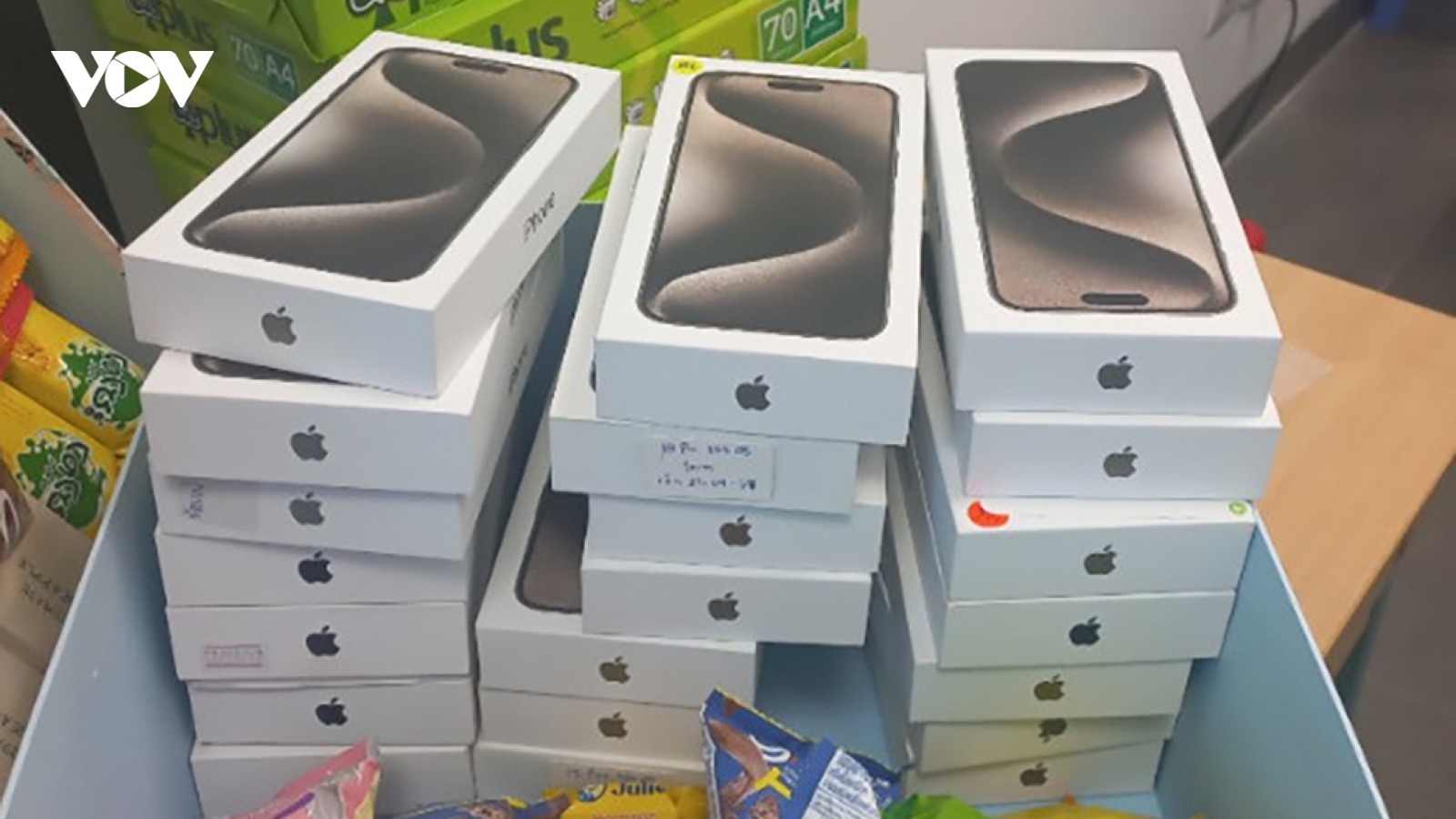 Bắt lô hàng 20 điện thoại iPhone lậu và nhiều phụ kiện trị giá 700 triệu đồng