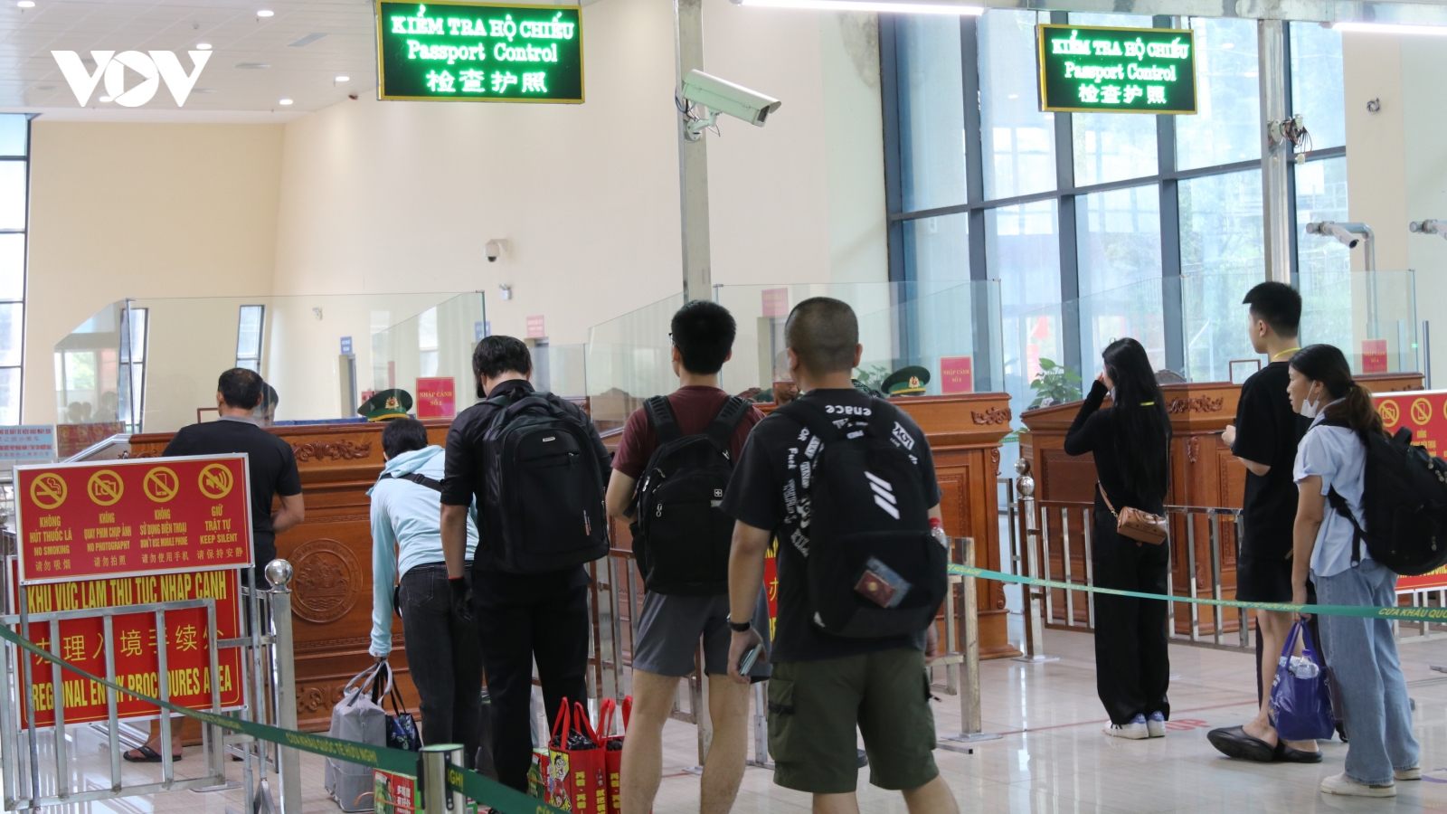 Cửa khẩu "làm hết việc chứ không hết giờ" dịp nghỉ lễ 2/9