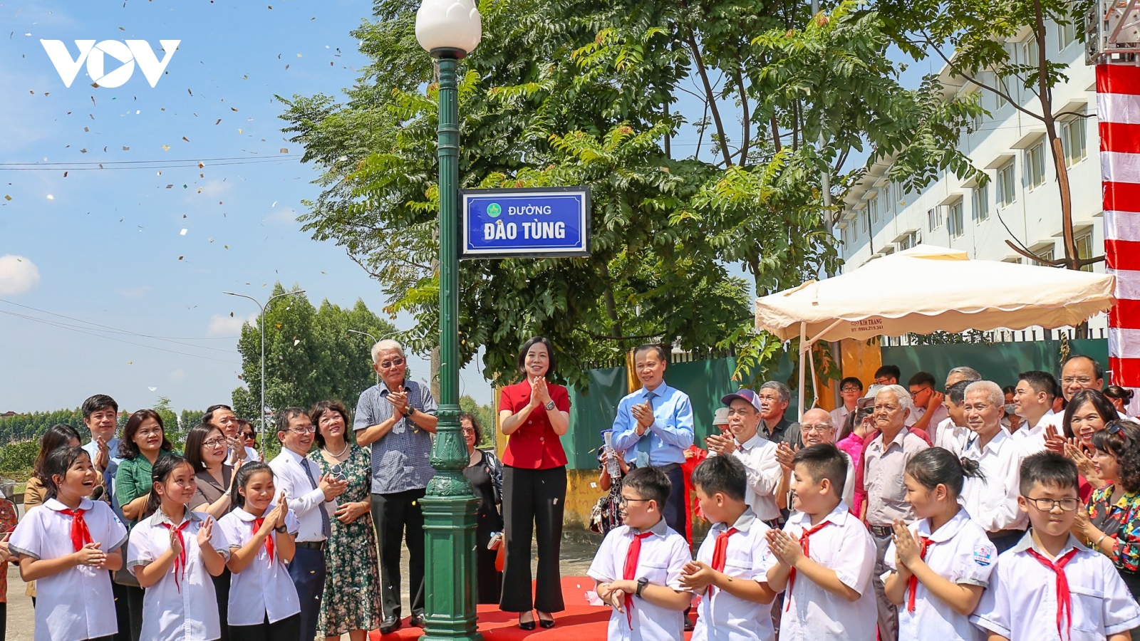 Gắn biển hai đường phố ở Bắc Giang mang tên các nhà báo