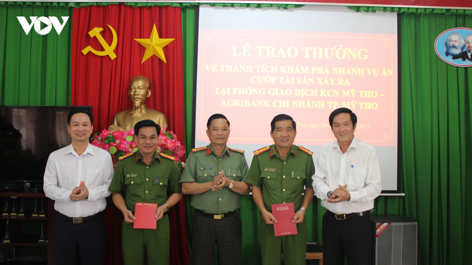 Tặng thưởng 4 đơn vị công an tích cực bắt tên cướp Ngân hàng Agribank
